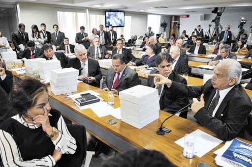 Integrantes da CPI reunidos: relatório final está previsto para ser votado amanhã de manhã