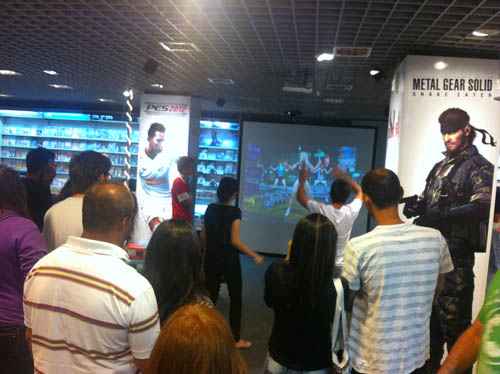 O público observa os jogadores em uma loja de um shopping da cidade: o espaço é voltado para quem sabe dançar e para amadores