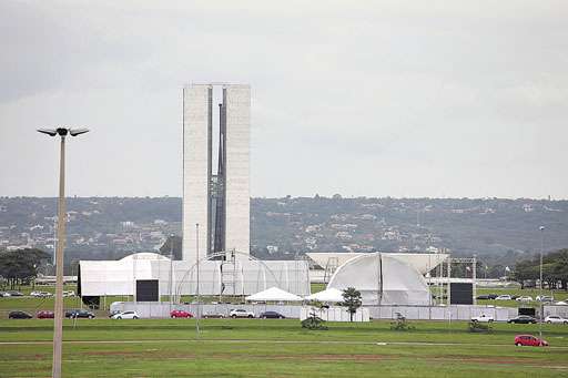 Tendas de evento realizado na última sexta-feira atrapalham a visão na Esplanada dos Ministérios: polêmica na ocupação da área central