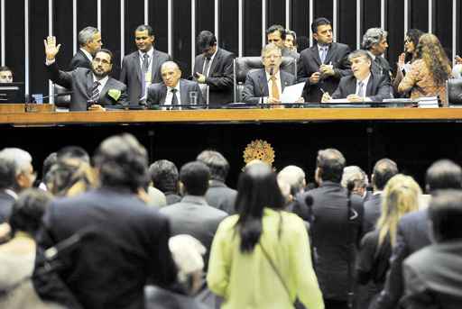 Proposta de emenda à Constituição que amplia direitos das domésticas foi aprovada com os votos de 347 deputados