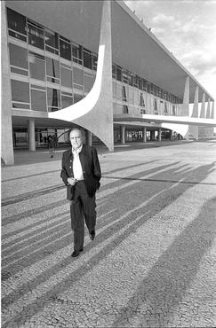 Niemeyer visita o Palácio do Planalto em 1985, depois de ficar mais de 20 anos sem visitar a cidade