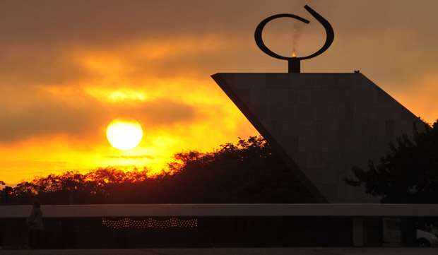 Como quem em homenagem a Oscar Niemeyer, beleza do Panteão da Pátria é realçada com o sol que surgiu nesta manhã, em Brasília