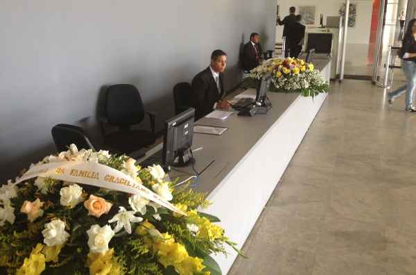Coroa de flores da família Graciliano Ramos