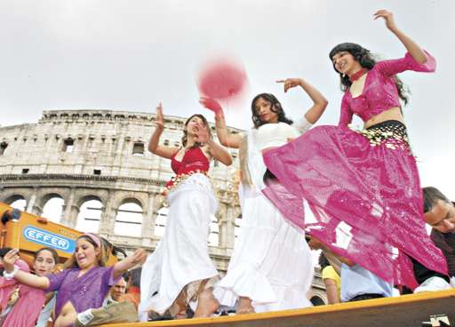 Mulheres romani dançam em protesto contra a perseguição aos ciganos na Itália: 11 milhões de representantes da etnia vivem na Europa