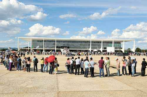 O último adeus: centenas de pessoas se concentraram em frente ao Palácio do Planalto para acompanhar o velório de Niemeyer em um dos monumentos projetados pelo mestre