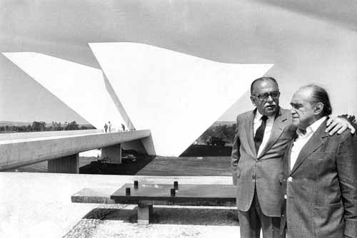 Niemeyer e o então governador do Distrito Federal José Aparecido, na praça dos Três Poderes, 
em 1986: arquiteto chegou a transferir o título de eleitor para Brasília, mas desistiu da candidatura