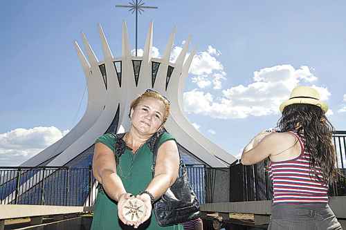 Iriscleide da Silva, admiradora da obra do arquiteto, voltará para o Ceará com uma réplica do templo famoso e chaveiros