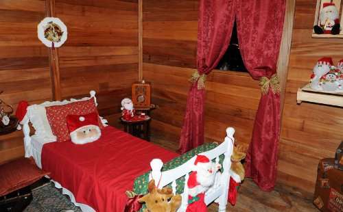 Além do quarto do Papai Noel, a casa tem sala de estar, cozinha e banheiro