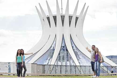 Morador de Samambaia, o vigilante Alberto Vieira foi à Catedral com a mulher, Luciene, e as filhas Isabelle e Gabrielle: 