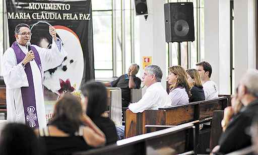 O padre Abdon Dias Guimarães celebrou a missa em ação de graças para cerca de 100 pessoas no Lago Sul