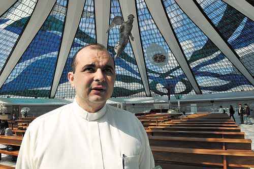 Padre George celebrará a missa em homenagem ao arquiteto: para a Igreja, um católico