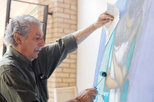 O pintor Glênio Bianchetti reúne trabalhos dele e de artistas amigos no Peça Única