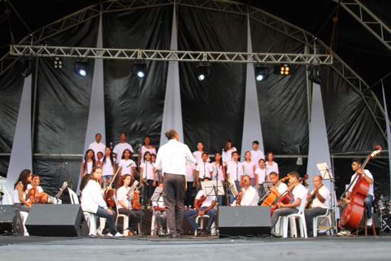 O grupo Canarinhos de Brasília abriu as apresentações do dia