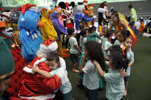 O Papai Noel fez a alegria da garotada que esteve na manhã de ontem no auditório do Colégio Mackenzie, no Lago Sul, ao distribuir presentes e sorrisos para todo o grupo