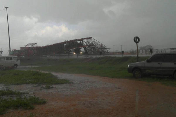 Imagem mostra a forte chuva que teria ocasionado o acidente