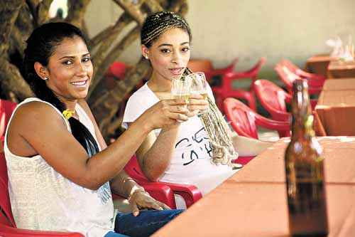 Com a renda maior, as manicures e amigas Jaqueline da Silva e Rosa Lopes podem agora frequentar a academia, restaurantes e bares