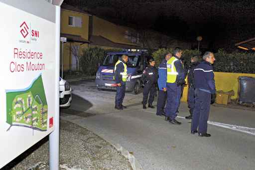 Policiais mantêm guarda no Condomínio Clos Mouton, palco do crime