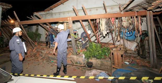 Segundo moradores, os abalos foram muito fortes e no Bairro Jardim Brasil, devido ao primeiro tremor, foi derrubada a varanda de uma casa