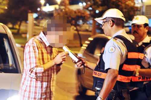 Blitz da lei seca feita pela Polícia Militar no Distrito Federal: segundo especialistas, segue a brecha para os motoristas não aceitaram o teste do bafômetro