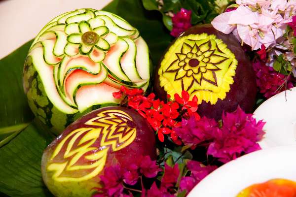 Frutas esculpidas são uma opção para tropicalizar a mesa da ceia de Natal