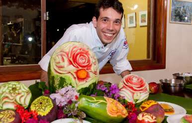 O chefe de cozinha Diego Koppe realiza esculturas em frutas e legumes há quatro anos seguindo a tradição tailandesa