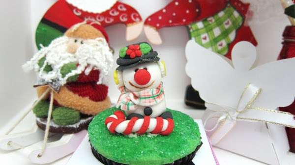 Coloridos e criativos, cupcakes, cookies e bombons enfeitam a ceia com temas natalinos