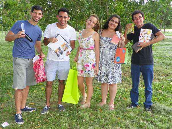 Integrantes do Grupo de Teatro D'iscape trocaram presentes em um parque de Águas Claras