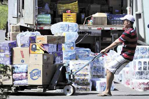 Os comerciantes estão reforçando os estoques de alimentos, velas e água para atender a demanda extra: negócio lucrativo para o turismo do município