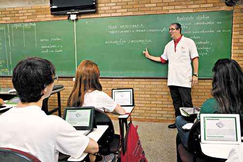 Josino Nery, professor de português para estudantes do ensino médio, acredita que, no Brasil, os alunos já estão adaptados: 