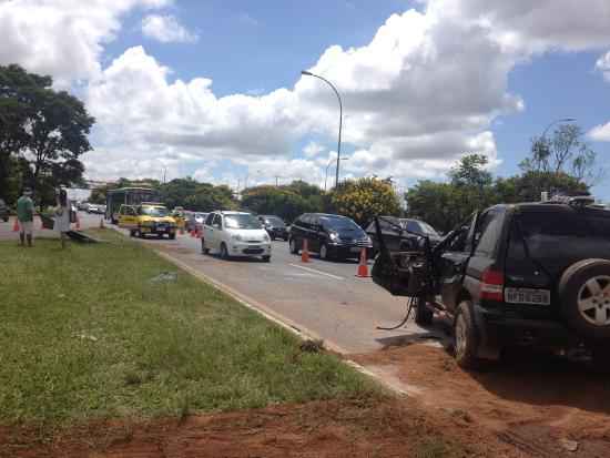 Os carros colidiram próximo ao retorno de entrada do SIA