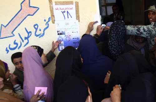 Mulheres aguardam em fila o momento para a votação