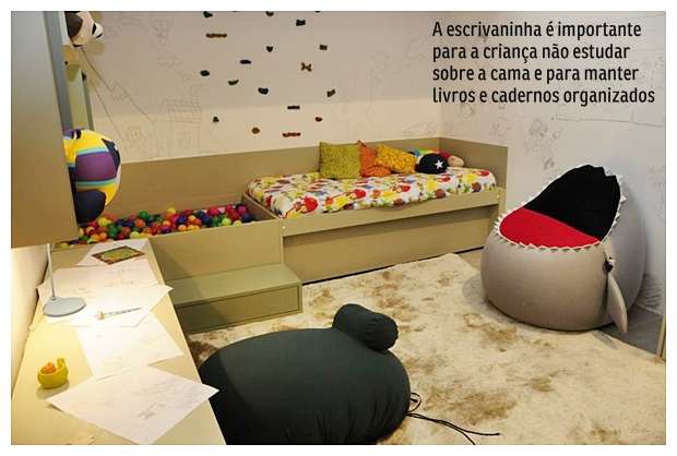 Criança se diverte e faz bagunça. Detalhes no projeto do quarto e algumas dicas de como guardar roupas e brinquedos podem deixar o espaço delas bem mais organizado