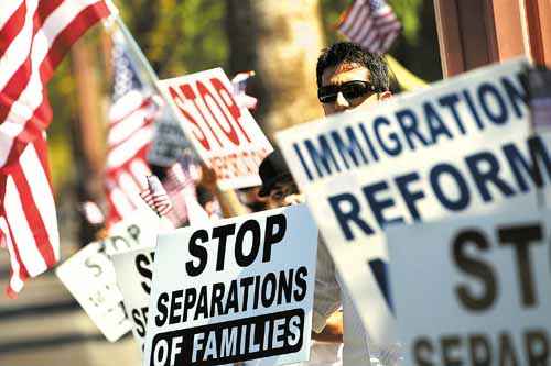 Manifestação no Arizona, em 2010, contra lei estadual que considerou crime a imigração ilegal e acabou modificada pela Suprema Corte: o tema é prerrogativa federal