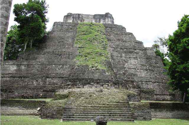 Turistas escalam e causam danos a templo em Parque Arqueológico Tikal