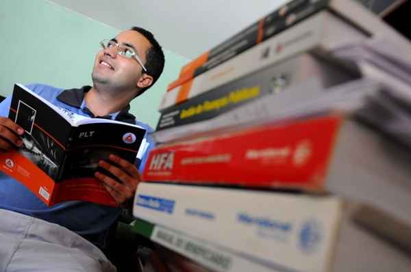 Geraldo Pereira cursa faculdade ao mesmo tempo em que estuda para concursos: sonho de se tornar servidor público. Foto: Daniel Ferreira/CB/D.A Press