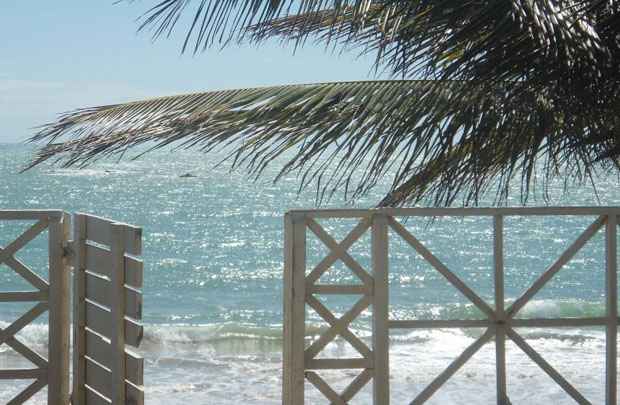 Muito visitada por turistas, a praia de Tabatinga, localizada a 30 km ao sul de João Pessoa, mistura natureza selvagem, tranquilidade e infraestrutura