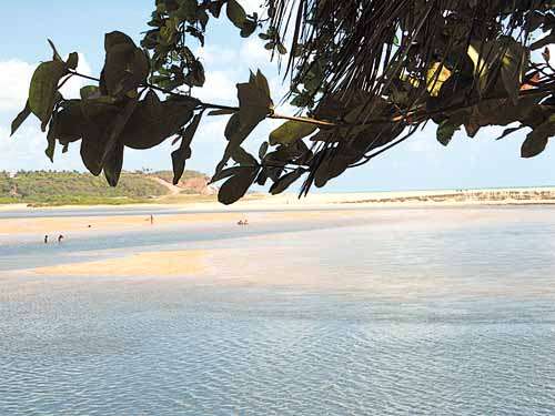 A 15km do centro, praia de Gramame divide João Pessoa e Conde