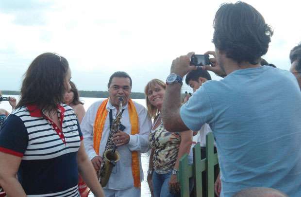 Jurandir do Sax faz um espetáculo na Praia do Jacaré