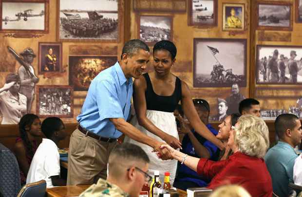 O presidente norte-americano e a primeira dama, Michelle Obama, cumprimentam militares e seus familiares em estabelecimento no Havaí