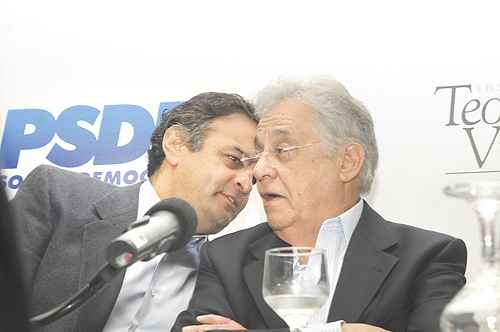 Aécio Neves com Fernando Henrique: discussões sobre agenda econômica da campanha eleitoral tem o aval do DEM e do PPS, partidos de oposição