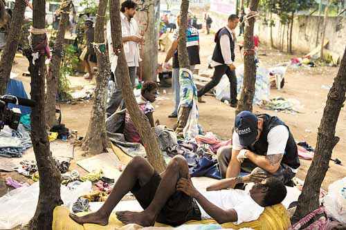 Agentes sociais conversam com viciados em cracolândia no Rio de Janeiro: dificuldade é manter o tratamento