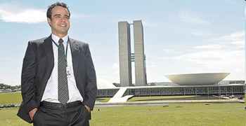 Tiago , 31 anos, estudou em escola particular e largou o emprego para conquistar uma vaga na disputada seleção da Câmara dos Deputados