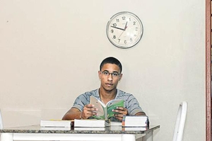 Daniel, 20 anos, enfrentou problemas na rede pública de ensino e sonha com o cargo público há dois anos