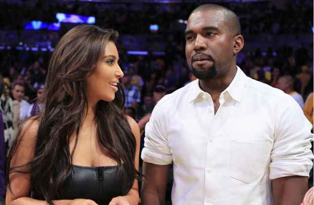 Kim Kardashian e Kanye West assistem a um jogo de basquete da NBA