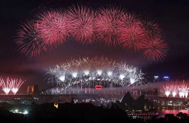 Fogos de artifício explodem ao redor do Sydney Harbour Bridge e do Sydney Opera House. O governo australiano estima que mais de 1,5 milhão de pessoas compareçam ao porto da cidade para prestigiar o espetáculo