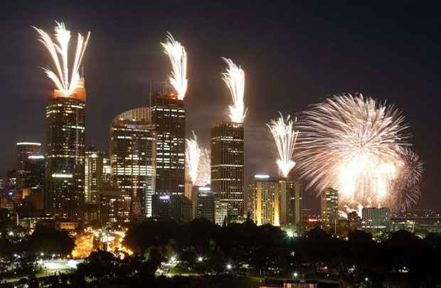 Antes do ano novo, fogos de artifício foram lançados sobre o topo de edifícios de Sydney durante um show comemorativo do réveillon