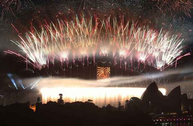 Sydney deu início a uma onda deslumbrante de fogos de artifício como forma de boas-vindas ao ano de 2013. Da Austrália, a sequência partirá para Dubai, Moscou e Londres, passando também por Yangon, em um espetáculo pirotécnico mundial realizado pela primeira vez