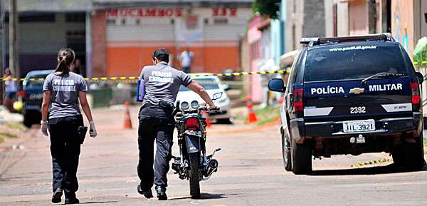Peritos levam a motocicleta que teria sido o motivo da discussão