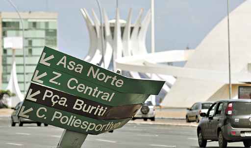 Em meio à Esplanada dos Ministérios, cartão-postal da cidade, placa danificada em acidente de trânsito continua no local à espera de substituição