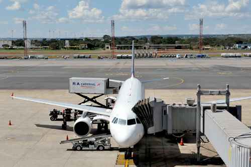 Avião no Aeroporto de Brasília: apesar do aumento do número de passageiros, empresas reduziram a oferta de assentos nos voos domésticos